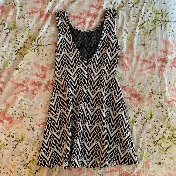 Black and White Patterned Dress - Picture 3 of 4